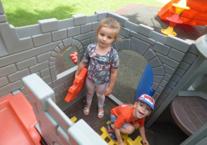 Dziewczynka i chłopczyk bawią się w zamku